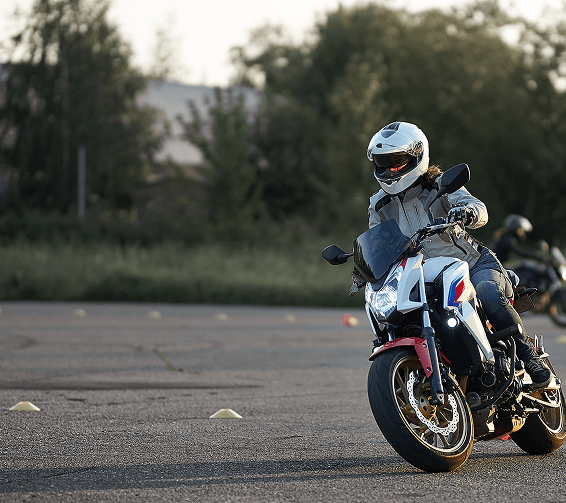 Motard en plein exercice de maniabilité, s’entraînant à basse vitesse pour améliorer son équilibre et sa maîtrise avant l’examen du permis moto.